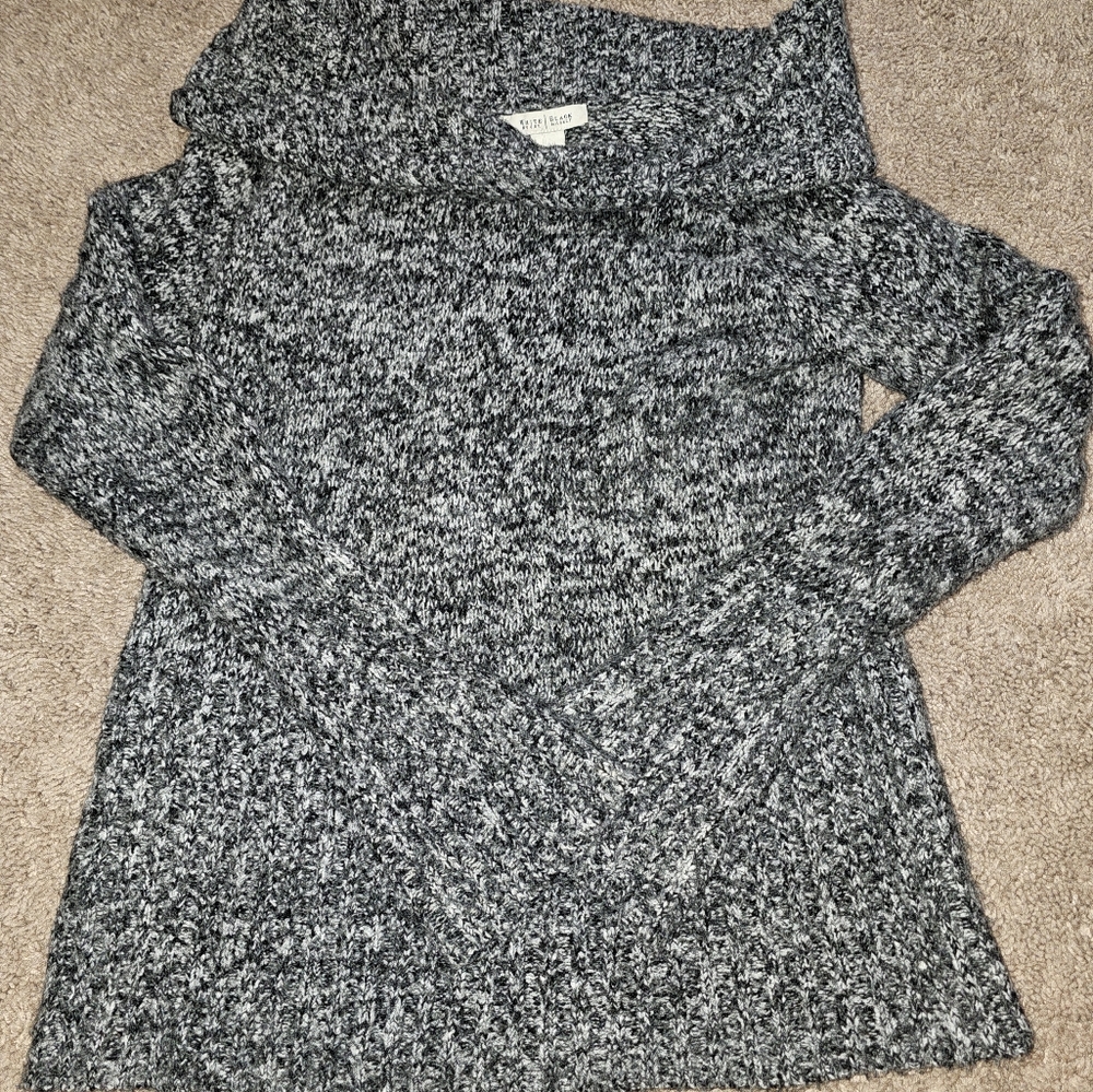 Sweater with knot detail on neckline